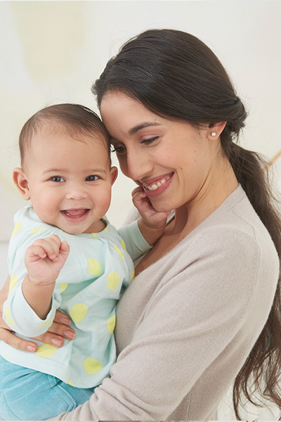 enfabebe madre abrazando a su bebé sin estreñimiento