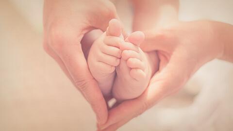 Lo que los expertos quieren que los padres sepan acerca de la nutrición de su hijo recién nacido