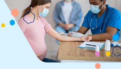 Embarazada siendo vacunada contra el COVID-19