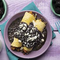 Tortilla de frijol negro relleno con zapallo y queso fresco