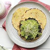 Tostadita de frijoles con lechuga y palta 