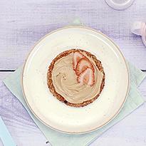 Panqueques de avena con crema de maní y fresas