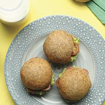 Pan integral con palta y tomate 