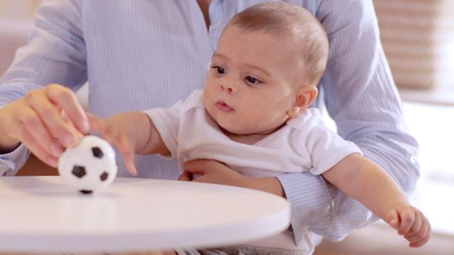 Actividad de estimulación visual para bebés de 4 meses