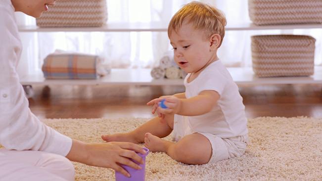 Ejercicio de coordinación visomotriz para tu bebé