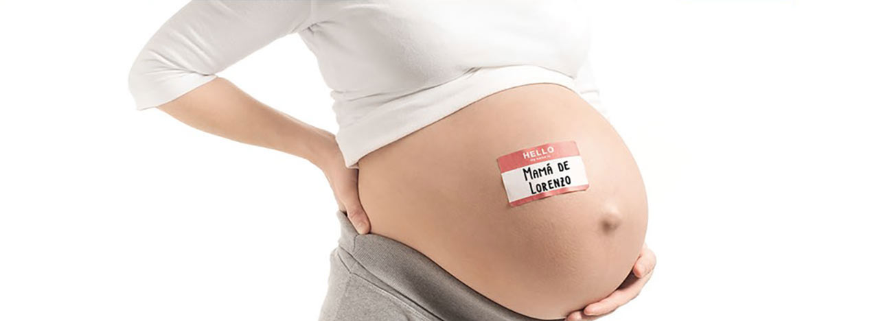 enfabebe madre embarazada con una etiqueta de nombre para su bebé