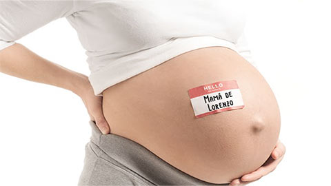 enfabebe madre embarazada con una etiqueta de nombre para su bebé
