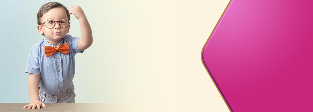 Banner con niño elegante de lentes y moño levantando un brazo